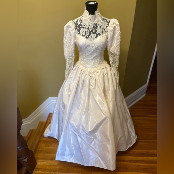 Wedding gown - Picture 3 of 11